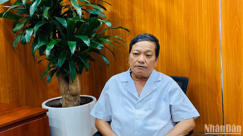 Tiến sĩ, bác sĩ Đinh Văn Lượng, Giám đốc Bệnh viện Phổi Trung ương chia sẻ về ca phẫu thuật. (Ảnh: T.H)
