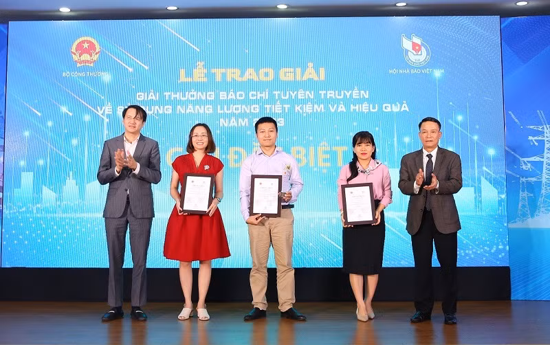 Nhóm tác giả Báo Nhân Dân giành giải Đặc biệt.