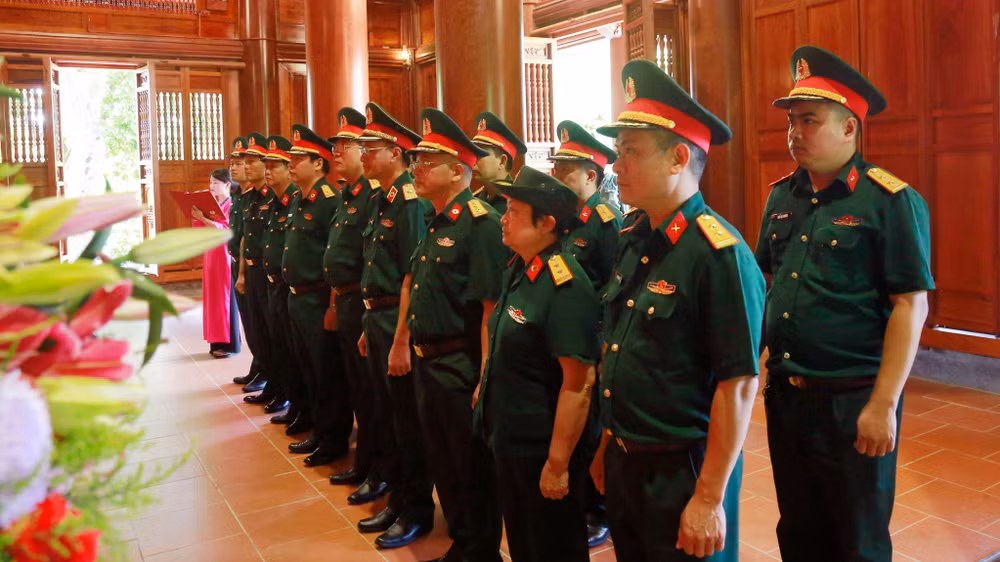 Phó Giám đốc bệnh viện Phạm Nguyên Sơn và đoàn công tác dâng hương tưởng niệm Chủ tịch Hồ Chí Minh tại Khu di tích Kim Liên. (Ảnh: ĐỨC THUẤN) Phó Giám đốc bệnh viện Phạm Nguyên Sơn và đoàn công tác dâng hương tưởng niệm Chủ tịch Hồ Chí Minh tại Khu di tích Kim Liên. (Ảnh: ĐỨC THUẤN)
