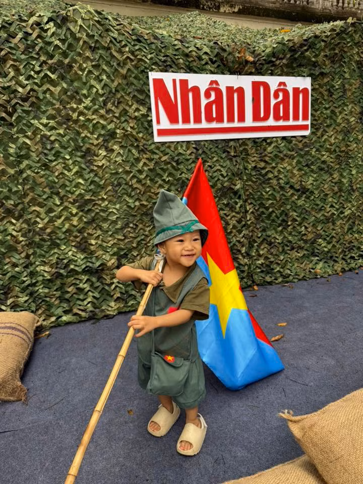 Nhiều bạn nhỏ được cha mẹ cho tới tham quan triển lãm. Nhiều bạn nhỏ được cha mẹ cho tới tham quan triển lãm.