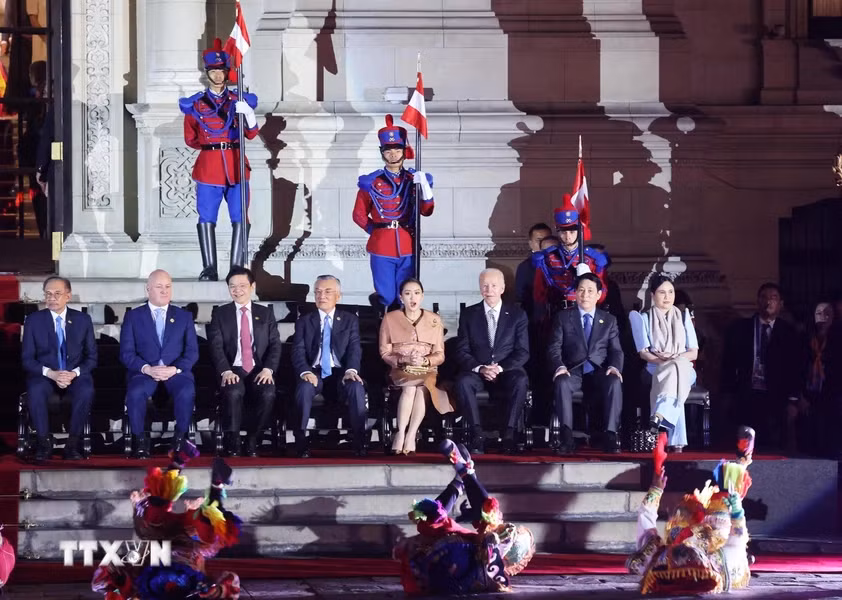 Chủ tịch nước Lương Cường và các nhà lãnh đạo APEC xem xem chương trình nghệ thuật tại tiệc chiêu đãi chính thức. (Ảnh: LÂM KHÁNH/TTXVN) Chủ tịch nước Lương Cường và các nhà lãnh đạo APEC xem xem chương trình nghệ thuật tại tiệc chiêu đãi chính thức. (Ảnh: LÂM KHÁNH/TTXVN)