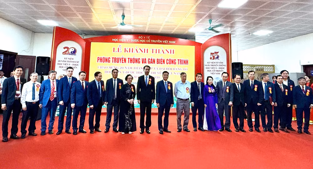 Phó Thủ tướng Chính phủ Lê Thành Long và các lãnh đạo ban, bộ, ngành chứng kiến lễ khánh thành Phòng truyền thống của Học viện. Phó Thủ tướng Chính phủ Lê Thành Long và các lãnh đạo ban, bộ, ngành chứng kiến lễ khánh thành Phòng truyền thống của Học viện.