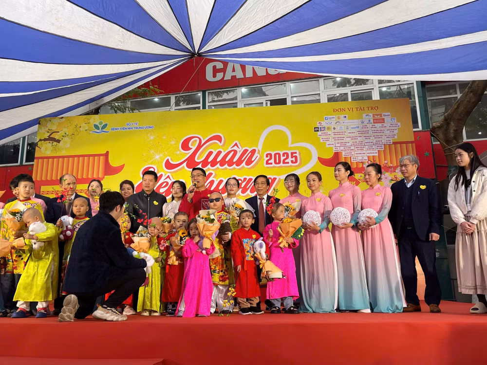 Những em bé dù vừa trải qua đợt truyền hóa chất, mệt mỏi nhưng vẫn hăng say trình diễn.