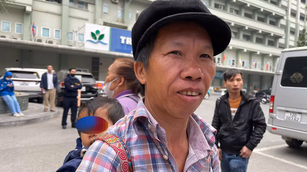 Anh Mùa Thống Lầu (Mường Ảng, Điện Biên) địu đứa con nhỏ trên lưng.