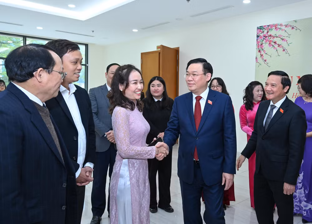 Chủ tịch Quốc hội Vương Đình Huệ với cán bộ Viện Nghiên cứu lập pháp. (Ảnh: DUY LINH) Chủ tịch Quốc hội Vương Đình Huệ với cán bộ Viện Nghiên cứu lập pháp. (Ảnh: DUY LINH)