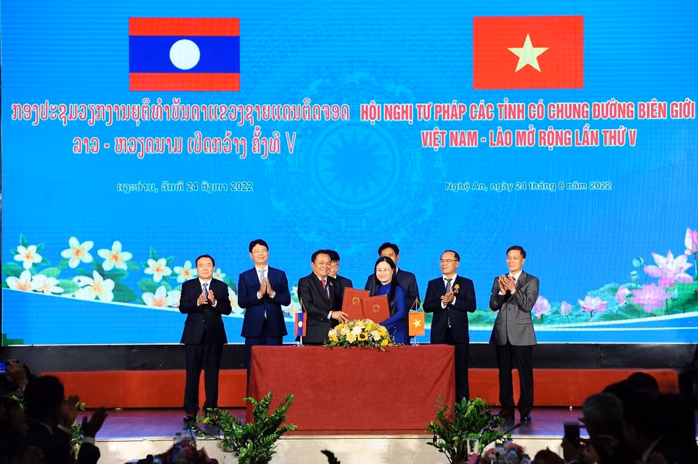 Lãnh đạo Sở Tư pháp tỉnh Sơn La (Việt Nam) và Sở Tư pháp tỉnh Xaynhabuli (Lào) ký thỏa thuận hợp tác. Lãnh đạo Sở Tư pháp tỉnh Sơn La (Việt Nam) và Sở Tư pháp tỉnh Xaynhabuli (Lào) ký thỏa thuận hợp tác.