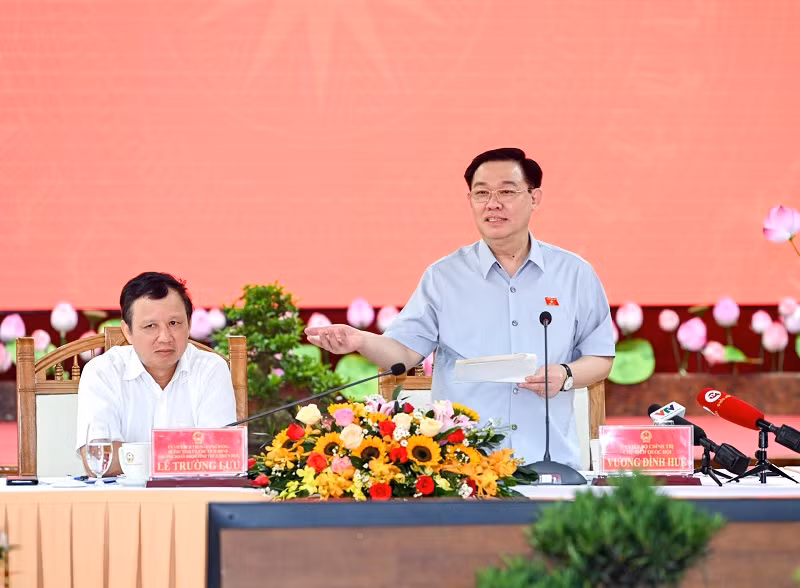 Chủ tịch Quốc hội Vương Đình Huệ phát biểu kết luận buổi làm việc. (Ảnh: DUY LINH) Chủ tịch Quốc hội Vương Đình Huệ phát biểu kết luận buổi làm việc. (Ảnh: DUY LINH)