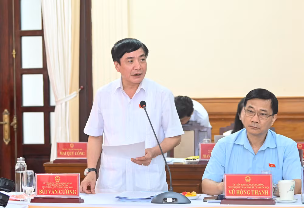 Tổng Thư ký, Chủ nhiệm Văn phòng Quốc hội Bùi Văn Cường phát biểu tại buổi làm việc. (Ảnh: DUY LINH) Tổng Thư ký, Chủ nhiệm Văn phòng Quốc hội Bùi Văn Cường phát biểu tại buổi làm việc. (Ảnh: DUY LINH)