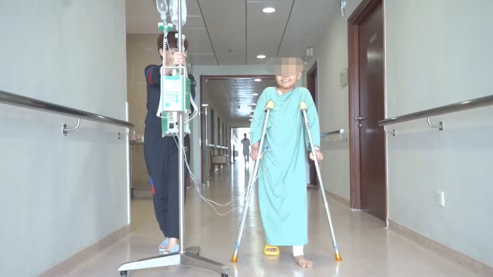 Ngày thứ ba sau khi phẫu thuật, Trúc L. đã có thể đi lại bằng nạng.