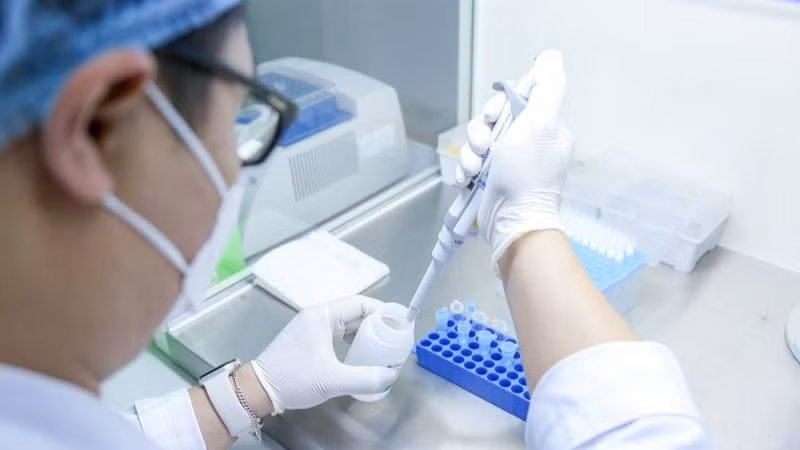 Kỹ thuật viên thực hiện xét nghiệm HLA.