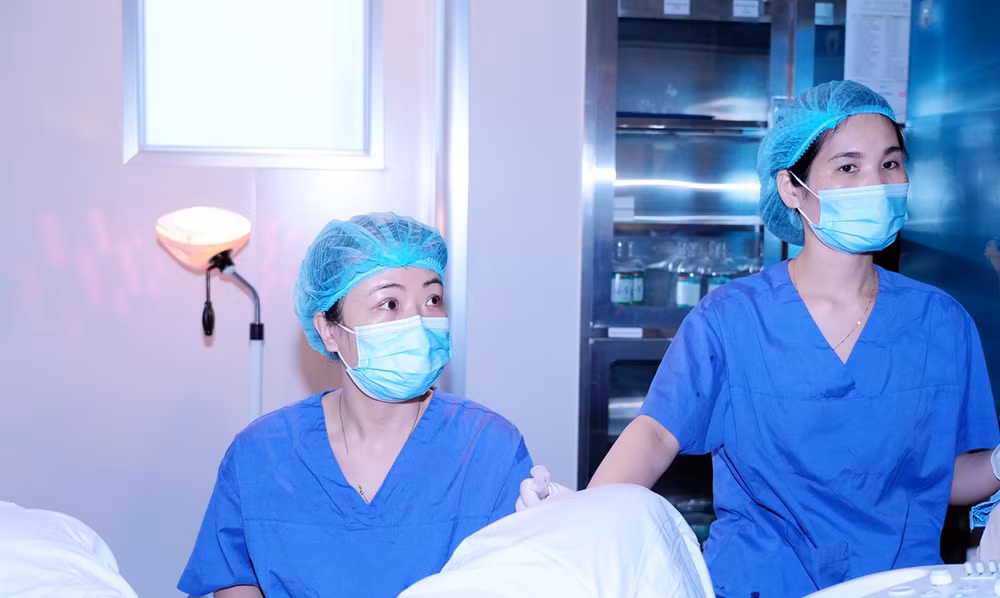 Thạc sĩ, bác sĩ Lê Thị Thu Hiền - Giám đốc Chuyên môn bệnh viện thực hiện kỹ thuật can thiệp cho người bệnh. 