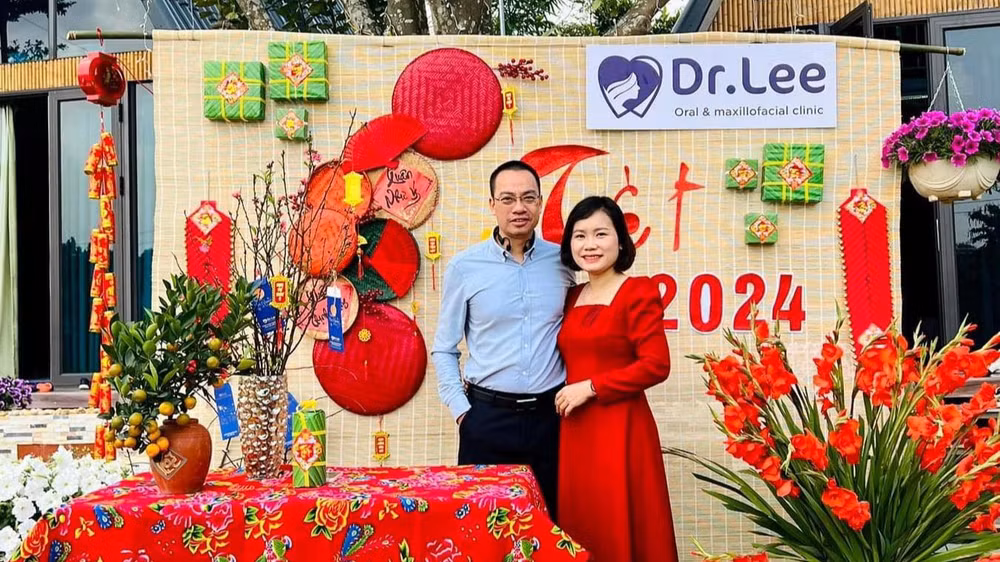 Ở bên anh luôn có người vợ tảo tần, ngày hai bữa chị đều đặn mang cơm từ nhà vào bệnh viện cho anh.