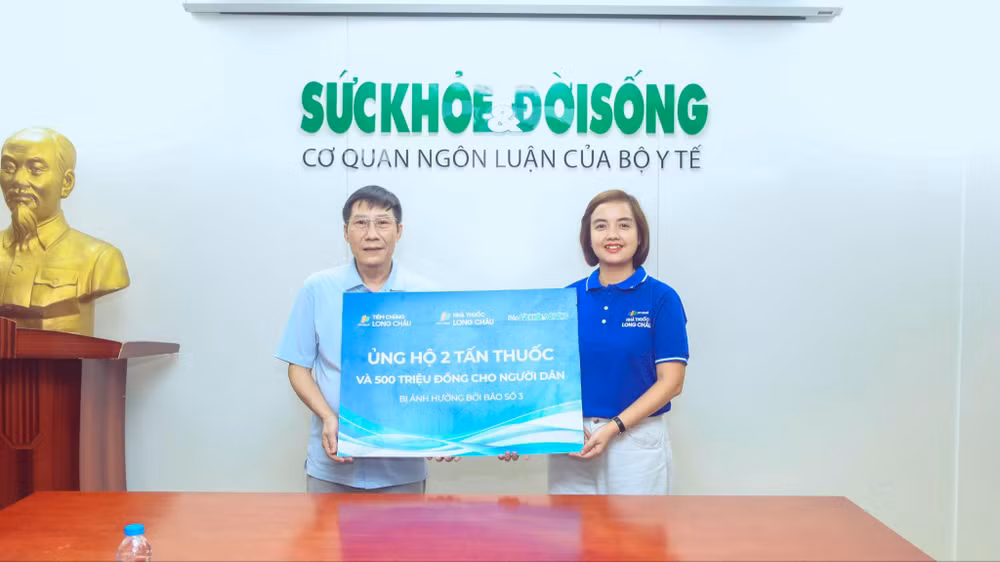 Bà Nguyễn Đỗ Quyên - Giám đốc Điều hành FPT Retail kiêm Giám đốc Điều hành FPT Long Châu đã trao 500 triệu đồng cùng 2 tấn thuốc cho đại diện báo Sức khỏe và Đời sống. Bà Nguyễn Đỗ Quyên - Giám đốc Điều hành FPT Retail kiêm Giám đốc Điều hành FPT Long Châu đã trao 500 triệu đồng cùng 2 tấn thuốc cho đại diện báo Sức khỏe và Đời sống.