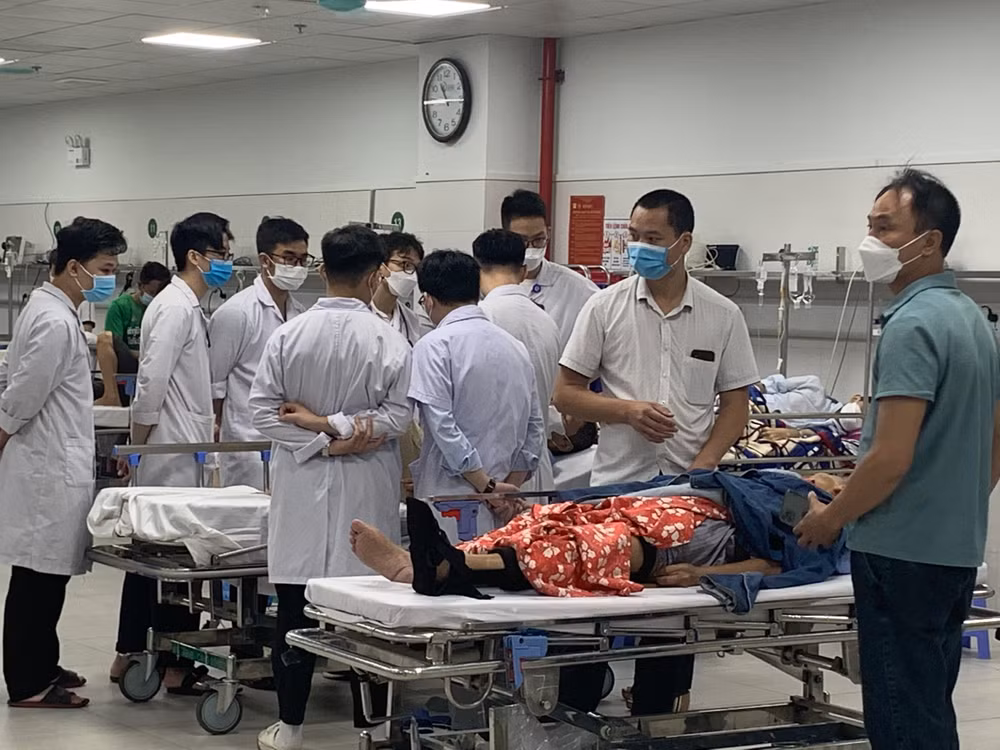 Các bác sĩ hội chẩn từng ca bệnh cấp cứu. Các bác sĩ hội chẩn từng ca bệnh cấp cứu.