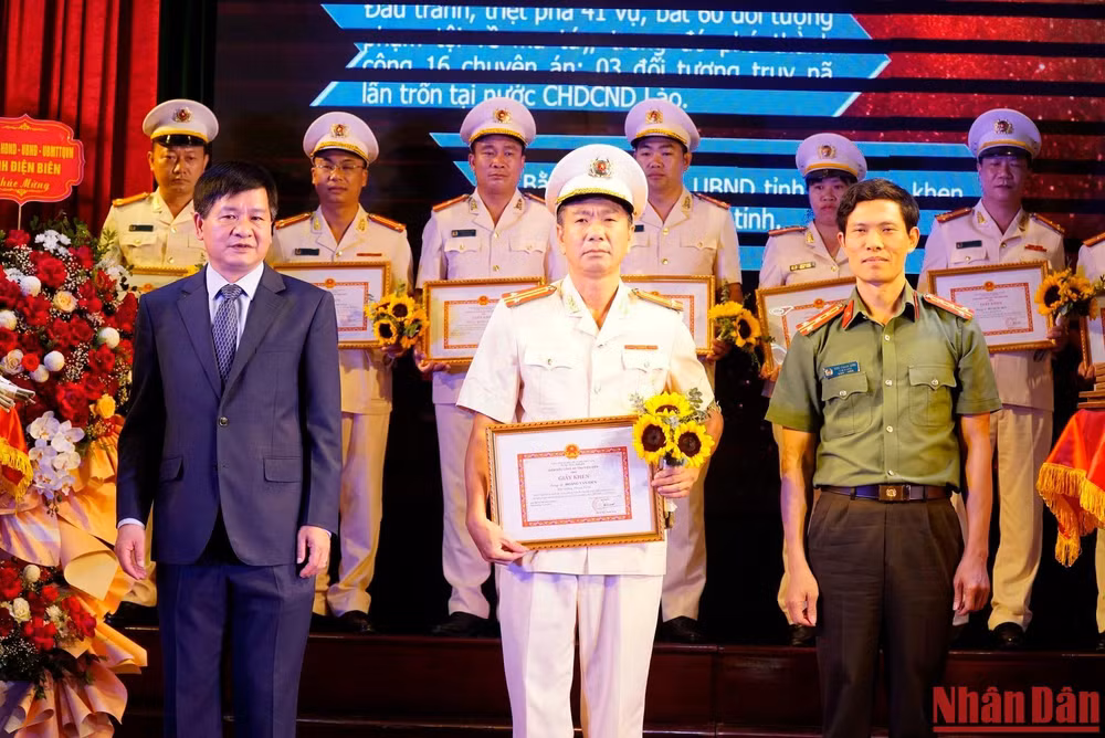 Chủ tịch UBND tỉnh Điện Biên Lê Thành Đô và Đại tá Ngô Thanh Bình, Giám đốc Công an tỉnh Điện Biên tặng giấy khen điển hình tiên tiến cho các cá nhân.