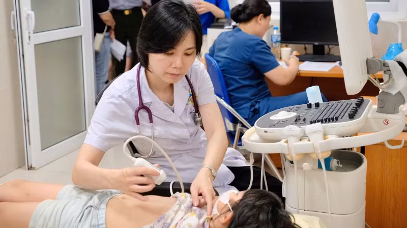 Siêu âm tầm soát tim bẩm sinh cho trẻ em.