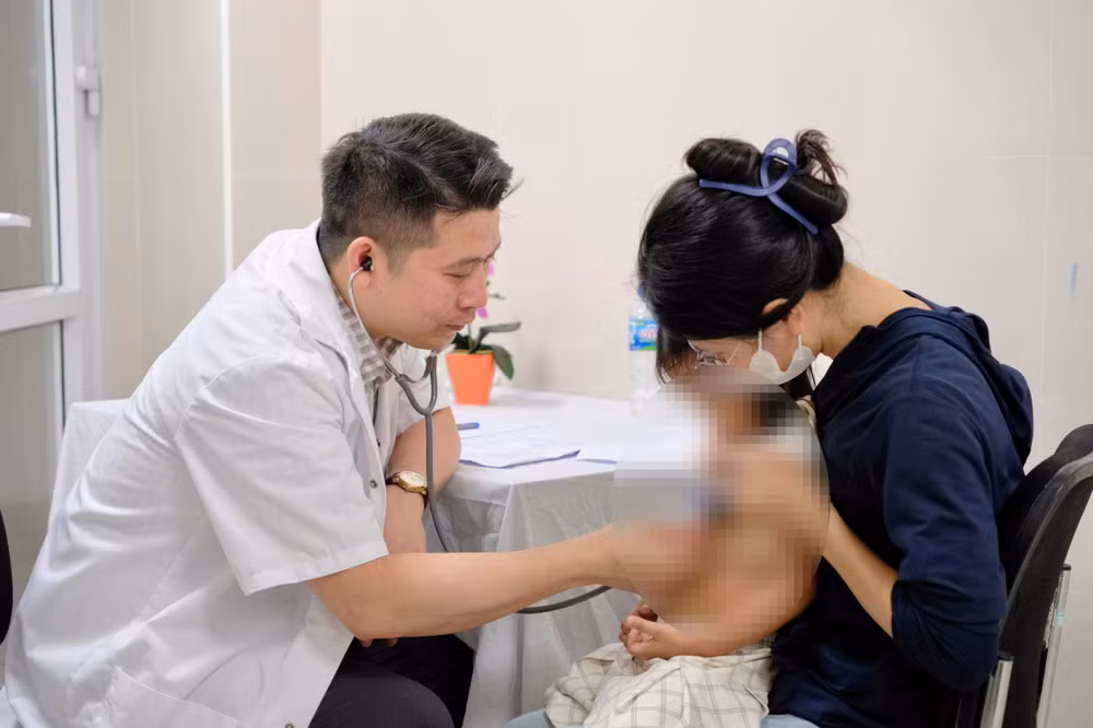 Hàng trăm em nhỏ được khám sàng lọc sáng 17/5. Hàng trăm em nhỏ được khám sàng lọc sáng 17/5.