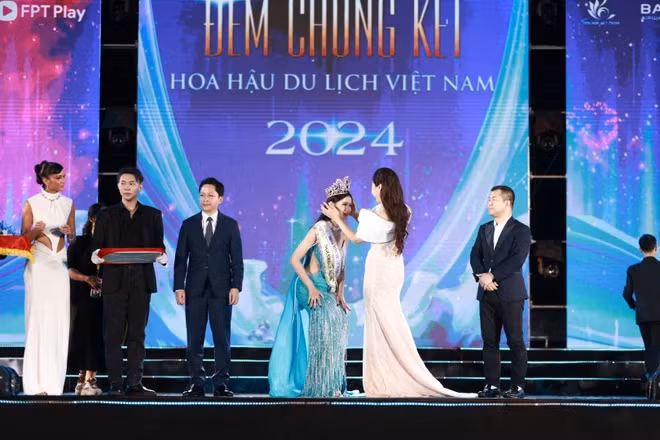 Khoảnh khắc tân Hoa hậu nhận vương miện từ ban tổ chức. (Ảnh: BTC)