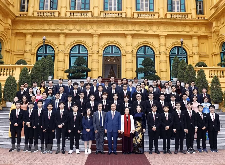 Chủ tịch nước Nguyễn Xuân Phúc với các học sinh tại buổi gặp mặt. (Ảnh: TTXVN) Chủ tịch nước Nguyễn Xuân Phúc với các học sinh tại buổi gặp mặt. (Ảnh: TTXVN)