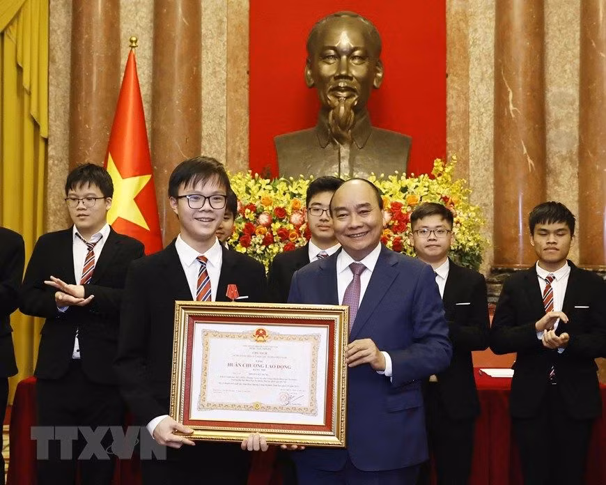 Chủ tịch nước Nguyễn Xuân Phúc trao tặng Huân chương Lao động hạng Nhì và hạng Ba cho các học sinh đoạt giải các cuộc thi Olympic và Khoa học kỹ thuật quốc tế năm 2022. (Ảnh: TTXVN)