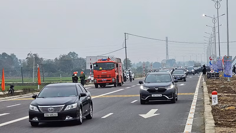 Phương tiện cơ giới lưu thông trên tuyến đường mới hoàn thành, đưa vào khai thác.