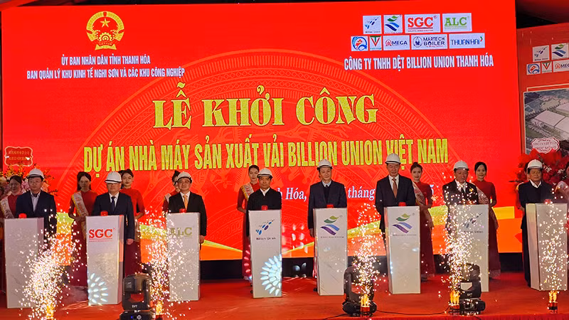 Các đại biểu khởi công xây dựng Nhà máy sản xuất vải. Các đại biểu khởi công xây dựng Nhà máy sản xuất vải.