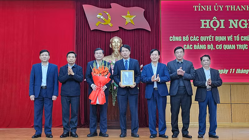 Bí thư Tỉnh ủy Thanh Hóa trao quyết định, tặng hoa cho Ban Tuyên giáo và Dân vận Tỉnh ủy.