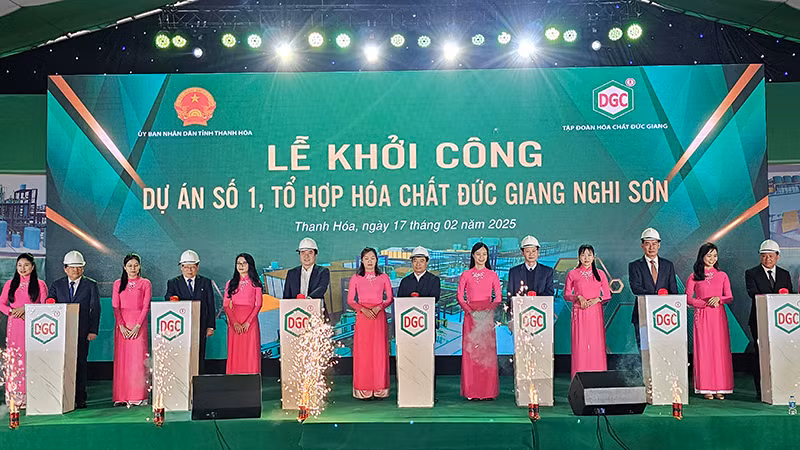 Các đại biểu động thổ khởi công Dự án số 1-Tổ hợp hóa chất Đức Giang.