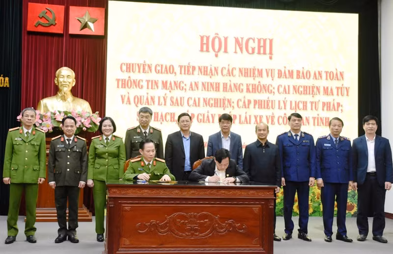 Các ngành chuyển giao nhiệm vụ cho Công an Thanh Hóa. Các ngành chuyển giao nhiệm vụ cho Công an Thanh Hóa.