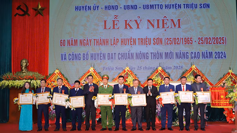Tỉnh Thanh Hóa tặng Bằng khen cho các tập thể, cá nhân có thành tích xuất sắc.