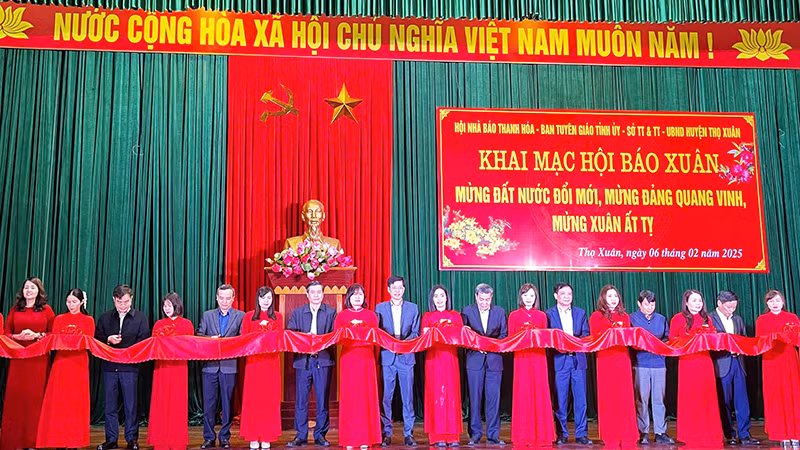 Các đại biểu cắt băng khai mạc Hội báo Xuân Ất Tỵ 2025.