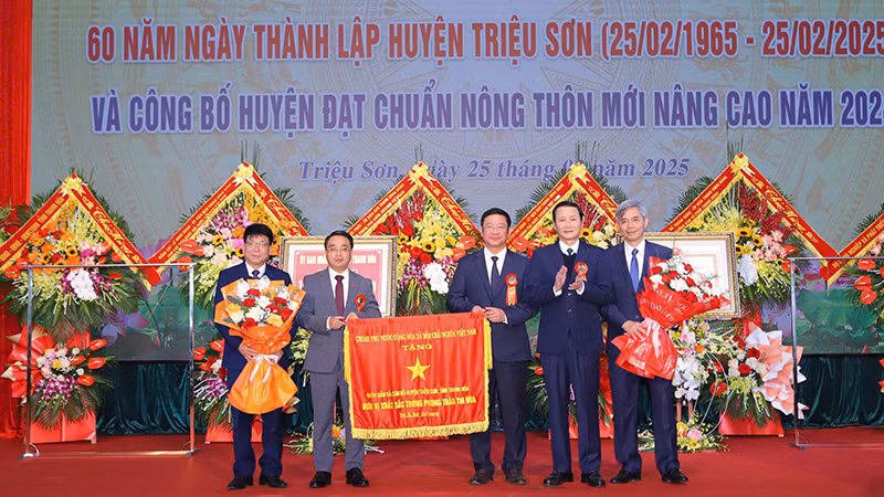 Huyện Triệu Sơn vinh dự được Chính phủ tặng cờ đơn vị thi đua xuất sắc.