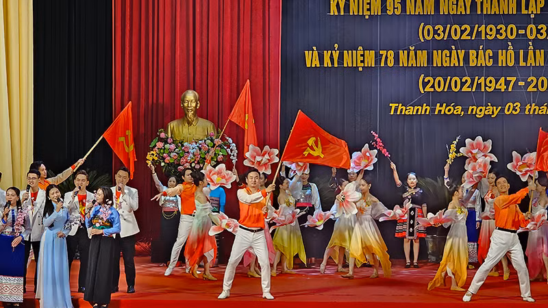 Một tiết mục văn nghệ mừng Ngày thành lập Đảng 3/2.