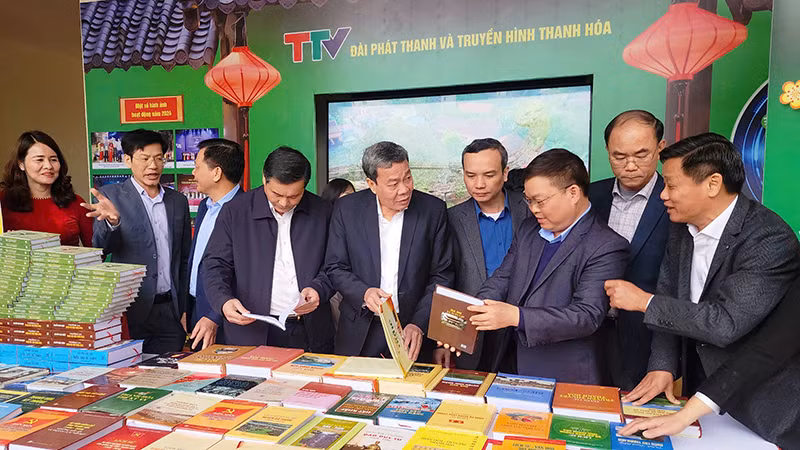 Nhà xuất bản Thanh Hóa trưng bày, giới thiệu các xuất bản phẩm. Nhà xuất bản Thanh Hóa trưng bày, giới thiệu các xuất bản phẩm.