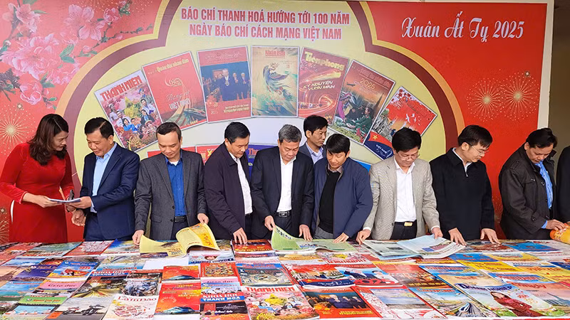 Mỗi ấn phẩm báo Xuân là tâm huyết, tấm lòng, tình cảm của người làm báo gửi tới bạn đọc. Mỗi ấn phẩm báo Xuân là tâm huyết, tấm lòng, tình cảm của người làm báo gửi tới bạn đọc.