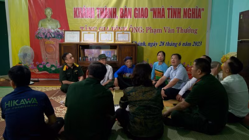 Giây phút ấm áp của đồng bào, đồng chí trong mái nhà tình nghĩa.