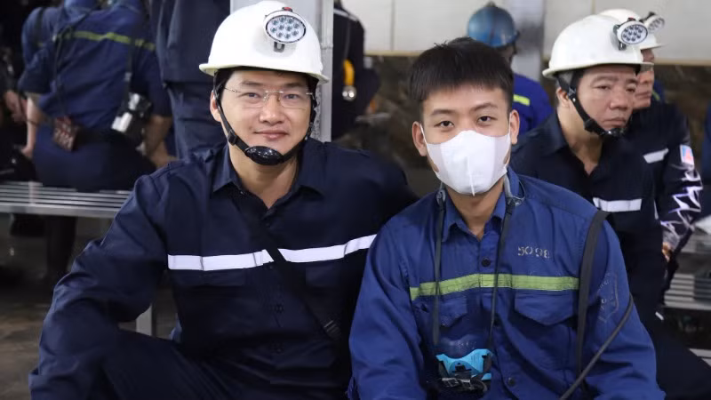 Trung tá - nhà văn Bùi Tuấn Minh (ngoài cùng bên trái) trong một chuyến đi thực tế sáng tác.