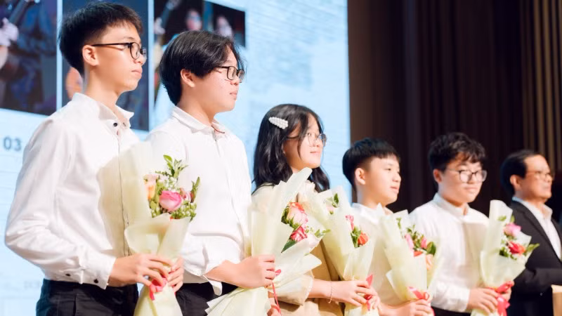 Tuổi đời rất trẻ nhưng các nghệ sĩ đều được đào tạo bài bản, chuyên nghiệp. Tuổi đời rất trẻ nhưng các nghệ sĩ đều được đào tạo bài bản, chuyên nghiệp.