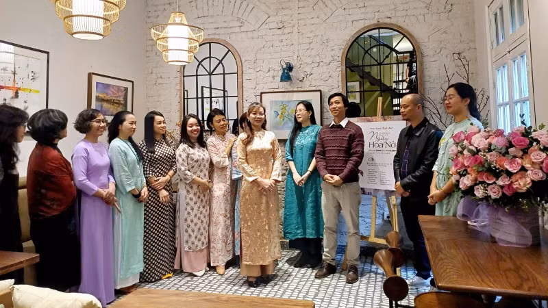 Thầy và trò "Lớp học vui vẻ" tại triển lãm.