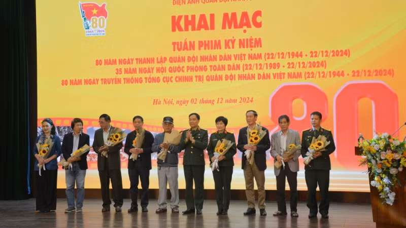 Thiếu tướng Trần Ngọc Anh, Phó Bí thư Đảng ủy Cơ quan Tổng cục Chính trị, Cục trưởng Cục Chính trị tặng hoa đại diện các đoàn làm phim.