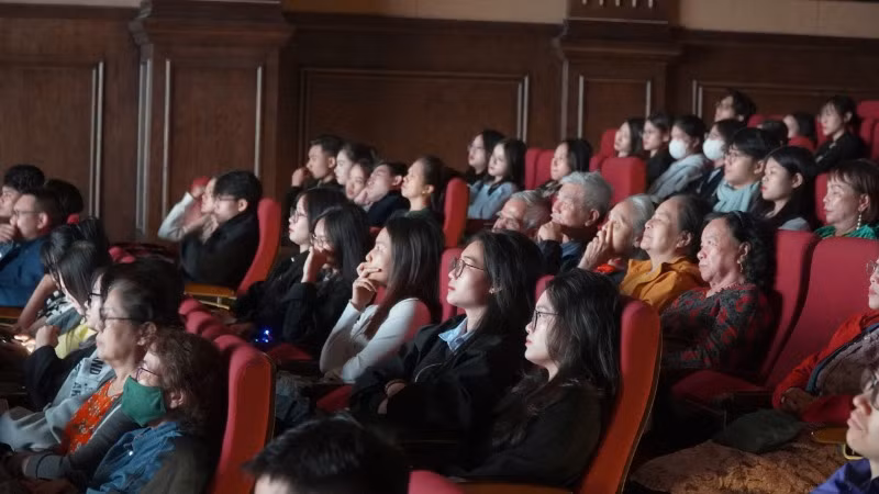Các ca chiếu phim của đơn vị đều kín ghế. Các ca chiếu phim của đơn vị đều kín ghế.