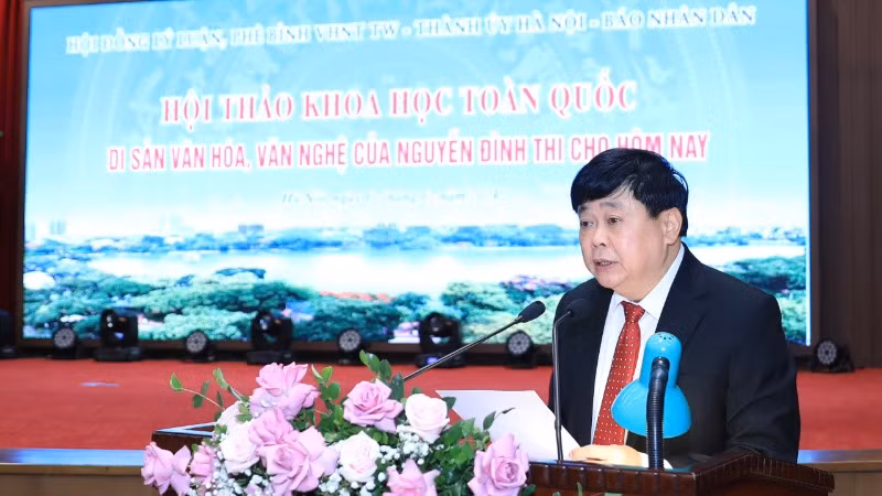 PGS,TS Nguyễn Thế Kỷ báo cáo đề dẫn hội thảo.