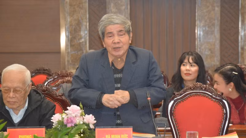 Giáo sư Hà Minh Đức phát biểu tham luận.