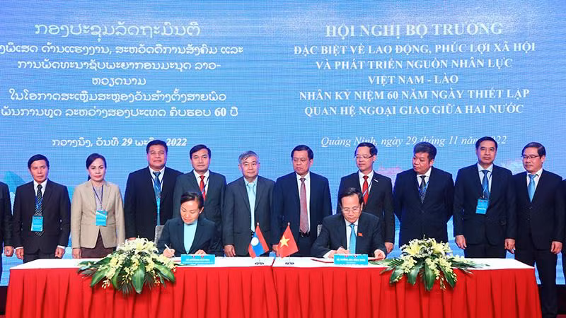Bộ trưởng Lao động-Thương binh và Xã hội Việt Nam và Bộ trưởng Lao động và Phúc lợi xã hội Lào ký kết Thỏa thuận hợp tác về lĩnh vực phát triển nguồn nhân lực ngày 29/11 tại Quảng Ninh. (Ảnh: Molisa)
