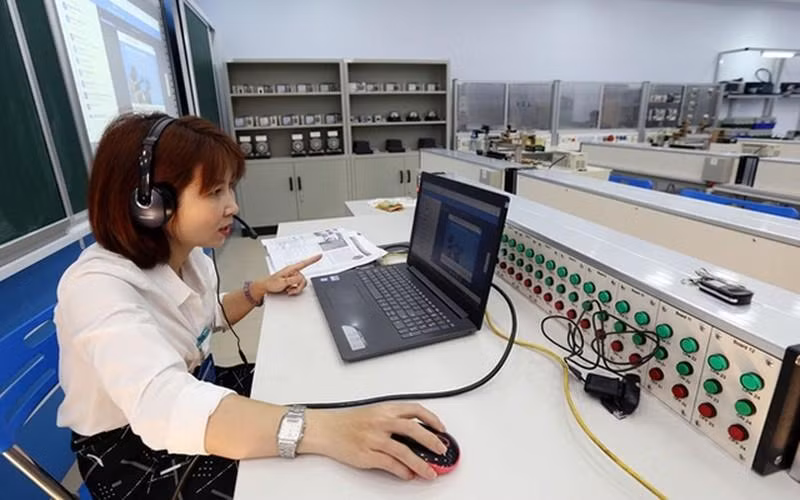 Giảng viên của Trường Cao đẳng Cơ điện Hà Nội dạy qua Hệ thống đào tạo trực tuyến E-Learning trong dịch Covid-19. (Ảnh: Báo Dân sinh) Giảng viên của Trường Cao đẳng Cơ điện Hà Nội dạy qua Hệ thống đào tạo trực tuyến E-Learning trong dịch Covid-19. (Ảnh: Báo Dân sinh)