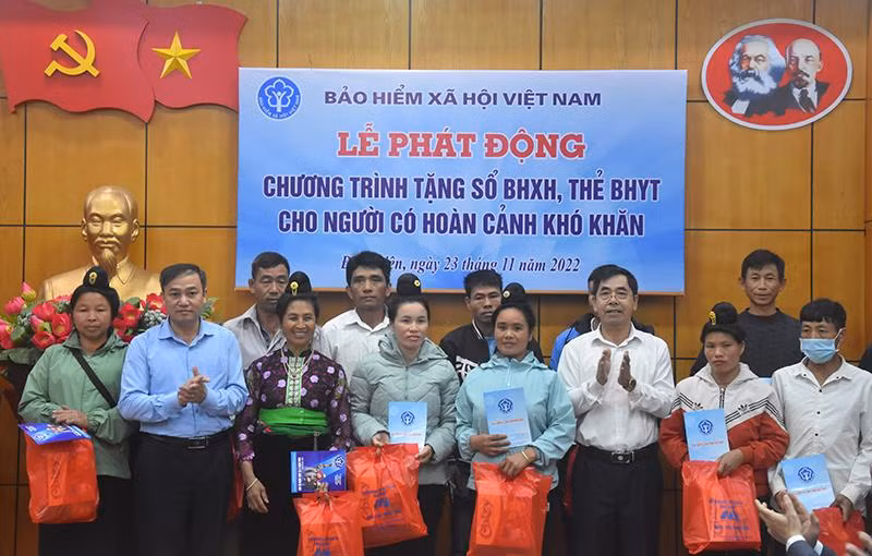 Tặng sổ bảo hiểm xã hội, thẻ bảo hiểm y tế cho người dân có hoàn cảnh khó khăn tại Điện Biên (Ảnh: Bảo hiểm xã hội tỉnh Điện Biên)