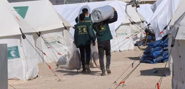 Đưa hàng cứu trợ đến với nạn nhân vụ động đất ở Syria.