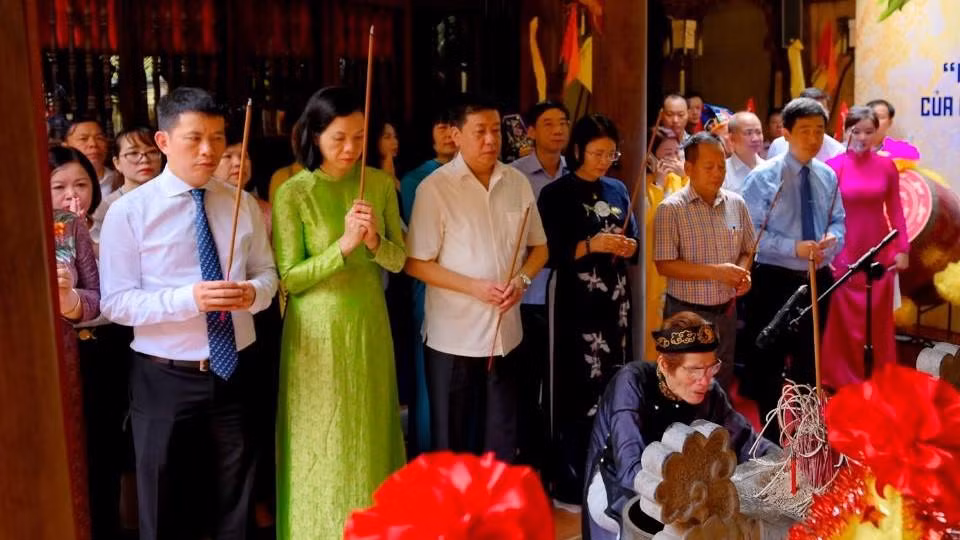 Lãnh đạo UBND quận Hoàn Kiếm dâng hương tưởng nhớ Hoàng thái hậu Ỷ Lan. Lãnh đạo UBND quận Hoàn Kiếm dâng hương tưởng nhớ Hoàng thái hậu Ỷ Lan.