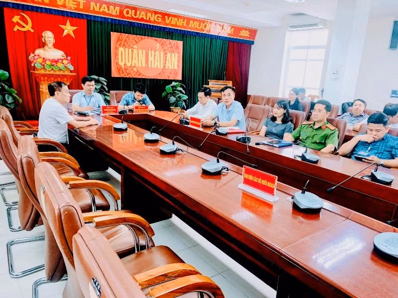 Quang cảnh cuộc đối thoại do quận Hải An (Hải Phòng) tổ chức chiều 26/8, nhưng người dân không đến dự.