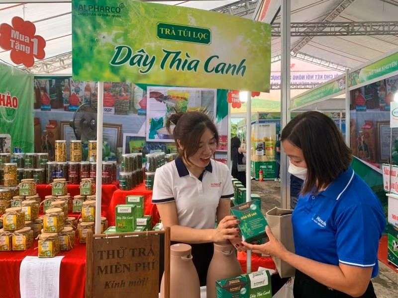 Bên cạnh các gian hàng giới thiệu trái na đặc sản, Tuần lễ nông sản na Lạng Sơn còn mang đến nhiều nông sản đặc sản khác. Bên cạnh các gian hàng giới thiệu trái na đặc sản, Tuần lễ nông sản na Lạng Sơn còn mang đến nhiều nông sản đặc sản khác.